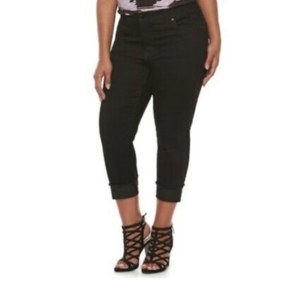J Lo Capri mid rise size 24. Black